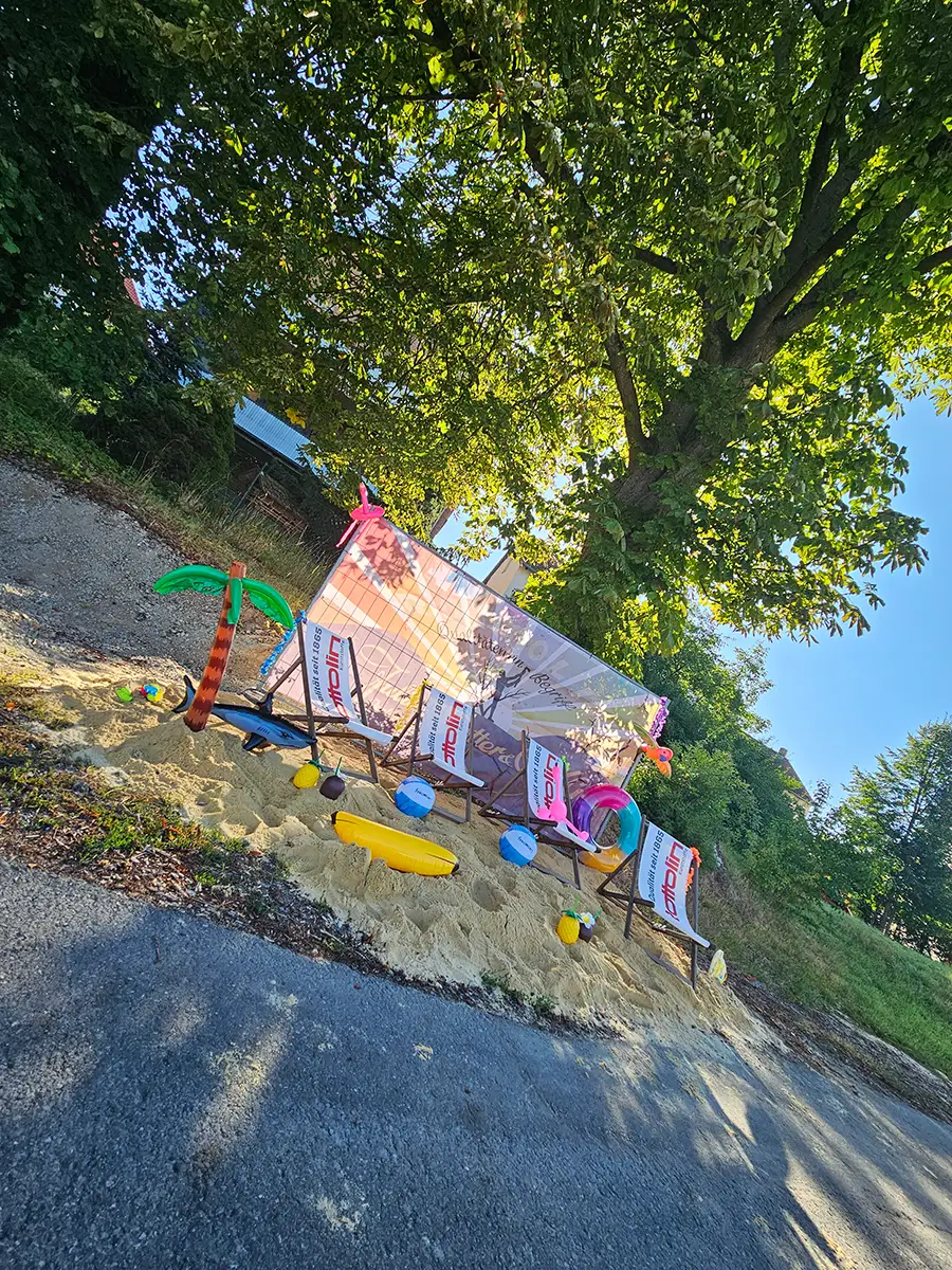 250818_rottolin-160Jahre_leere-Liegestühle